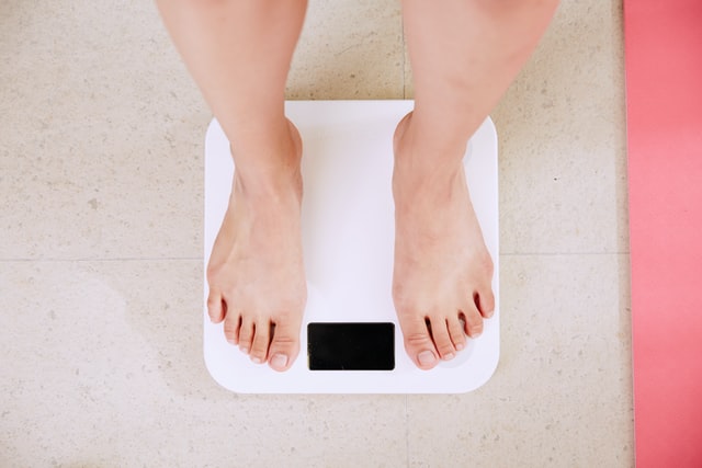 「ダイエットに体重測定は必要？体重測定によるセルフモニタリング効果とは」のアイキャッチ画像