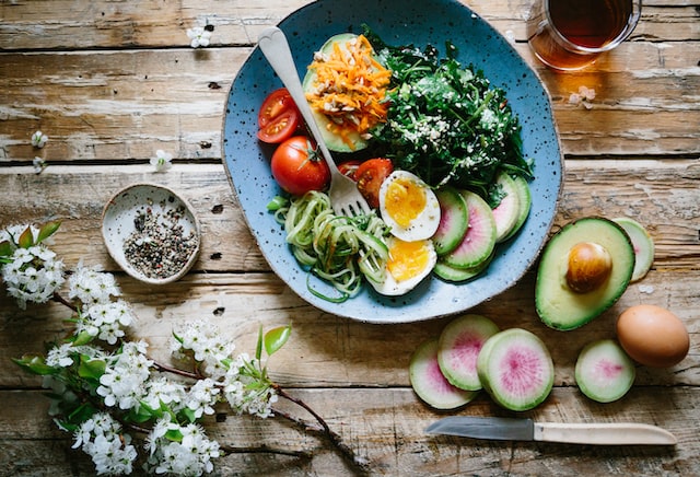 「食べ物でうつや不安を予防できる？メンタルヘルスを改善する食事って？」のアイキャッチ画像